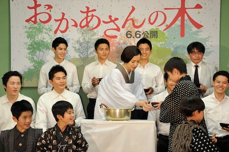 子供たちにお汁粉を振る舞う鈴木。