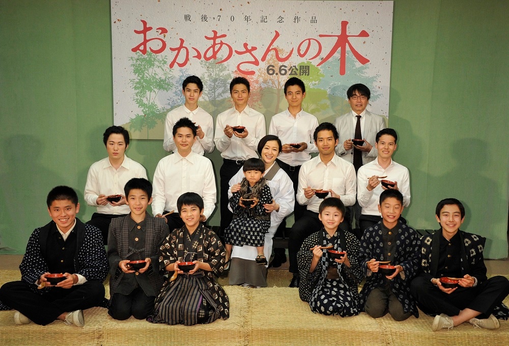 「おかあさんの木」完成披露イベントに登場した面々。