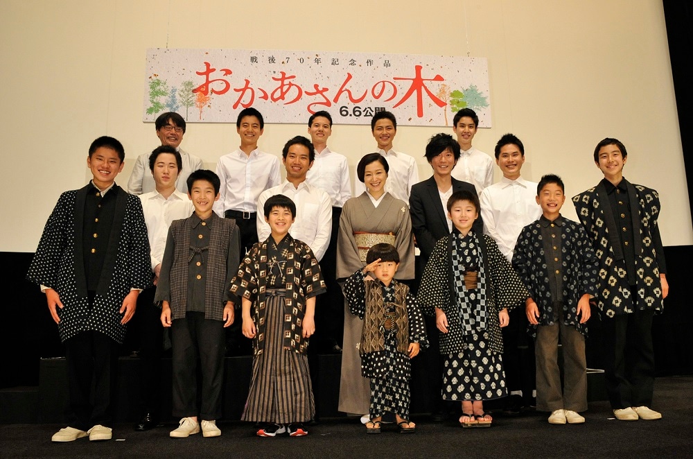 「おかあさんの木」完成披露舞台挨拶に登壇した面々。