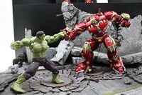 左からS.H.Figuarts ハルク、超合金×S.H.Figuarts アイアンマン マーク44 ハルクバスター。