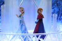 左からフィギュアーツZERO エルサ、フィギュアーツZERO アナ。