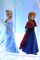 左からフィギュアーツZERO エルサ、フィギュアーツZERO アナ。