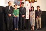「夫婦フーフー日記」初日舞台挨拶。左から高橋周平、佐藤仁美、佐々木蔵之介、永作博美、前田弘二。
