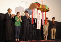 「夫婦フーフー日記」初日舞台挨拶の様子。左から高橋周平、佐藤仁美、佐々木蔵之介、永作博美、前田弘二。