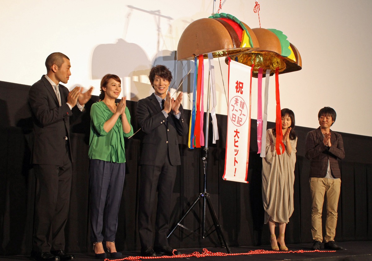 「夫婦フーフー日記」初日舞台挨拶の様子。左から高橋周平、佐藤仁美、佐々木蔵之介、永作博美、前田弘二。