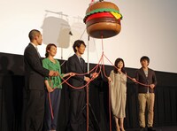 「夫婦フーフー日記」初日舞台挨拶の様子。左から高橋周平、佐藤仁美、佐々木蔵之介、永作博美、前田弘二。