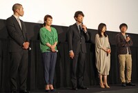 「夫婦フーフー日記」初日舞台挨拶の様子。左から高橋周平、佐藤仁美、佐々木蔵之介、永作博美、前田弘二。