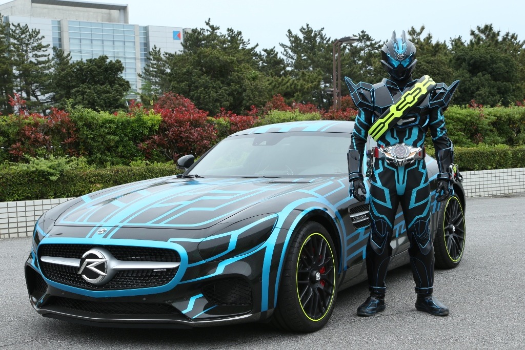 「劇場版 仮面ライダードライブ サプライズ・フューチャー」仮面ライダーダークドライブとネクストライドロン。劇場版「ドライブ・ニンニンジャー」 製作委員会　(c)石森プロ・テレビ朝日・ADK・東映 (c)2015 テレビ朝日・東映ＡＧ・東映