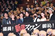 「新宿スワン」初日舞台挨拶にて、左から深水元基、山田優、伊勢谷友介、綾野剛、山田孝之、沢尻エリカ、金子ノブアキ。