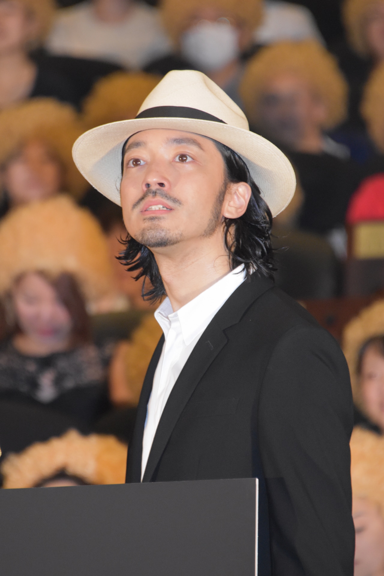 ハーレム幹部、葉山豊役の金子ノブアキ。