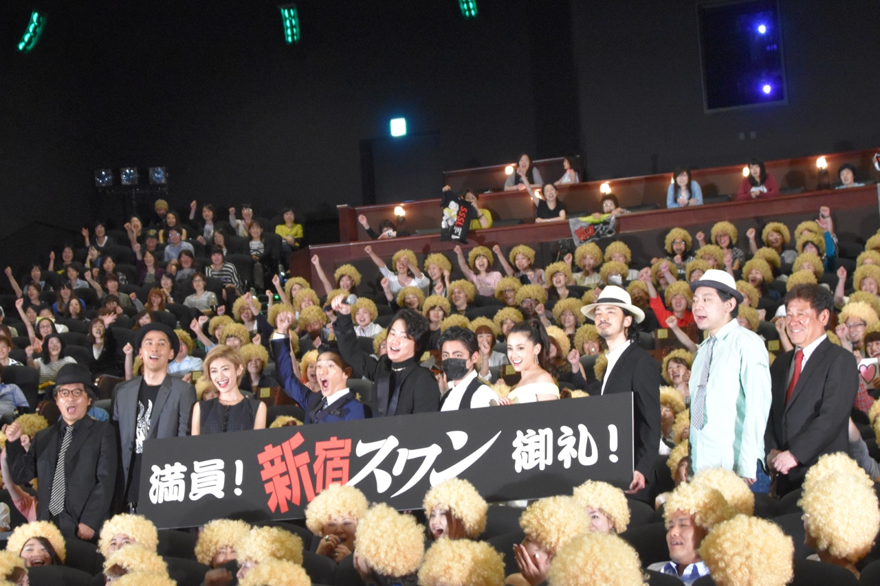 綾野剛と伊勢谷友介を中心に、会場を盛り上げる登壇者たち。
