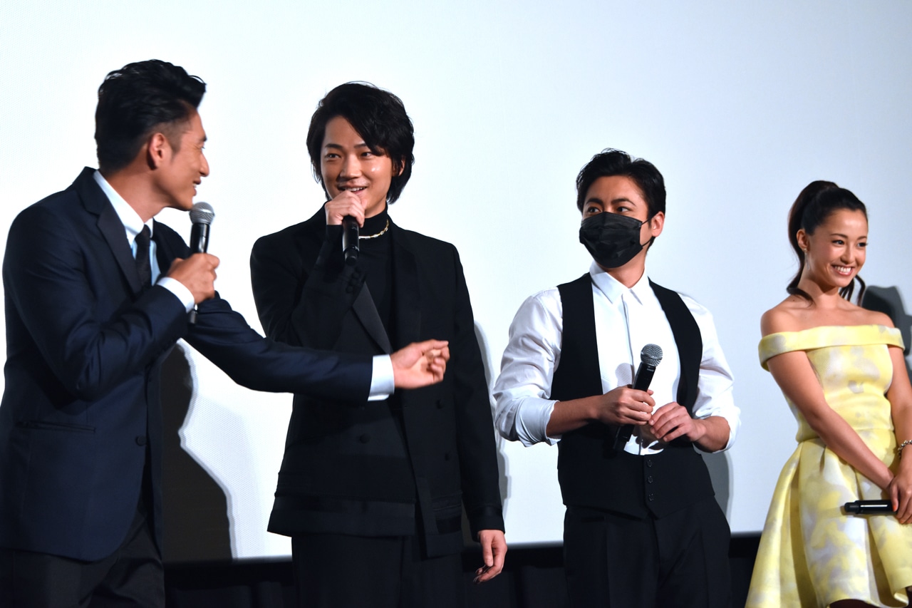 おどける伊勢谷友介に、思わず笑うキャストたち。