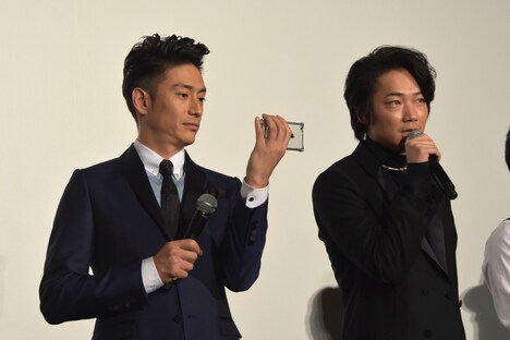 綾野剛が真面目に話す横で、自撮りをはじめる伊勢谷友介。