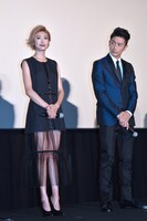 左から山田優、伊勢谷友介。