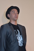 スカウト会社バーストの幹部、関玄介役の深水元基。