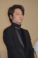 裏社会に足を踏み入れる、主人公の白鳥龍彦を演じた綾野剛。