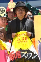 歌舞伎町の「ごみゼロ運動」をアピールする園子温。