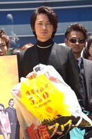 歌舞伎町の「ごみゼロ運動」をアピールする綾野剛。