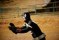 「天の茶助」より、スーツアクター姿の大杉漣。(c)2015「天の茶助」製作委員会