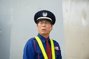 「天の茶助」より、交通整理員姿の大杉漣。(c)2015「天の茶助」製作委員会