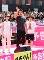 左から戸田恵梨香、鈴木亮平、濱田岳。