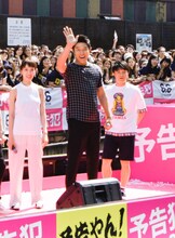 左から戸田恵梨香、鈴木亮平、濱田岳。