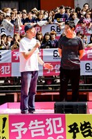 左から荒川良々、鈴木亮平。