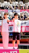 左から戸田恵梨香、濱田岳。