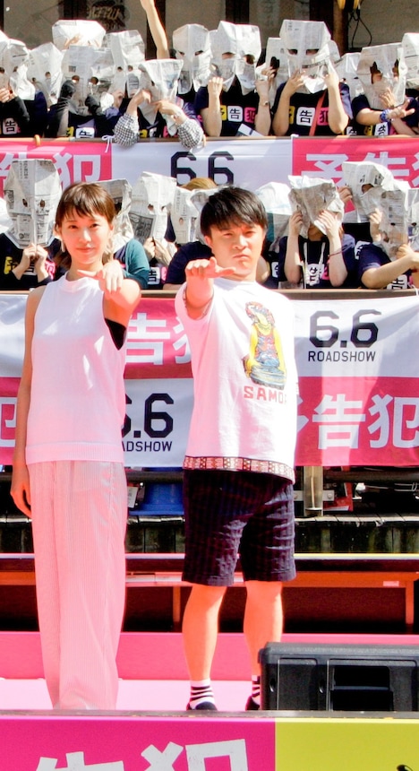 左から戸田恵梨香、濱田岳。