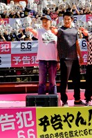 左から荒川良々、鈴木亮平。