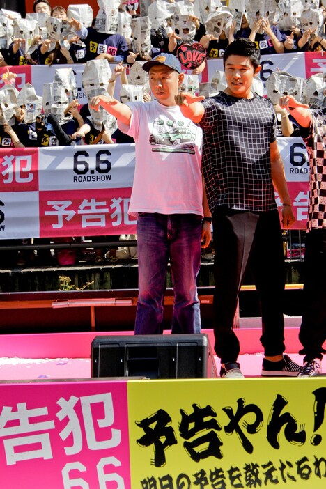 左から荒川良々、鈴木亮平。