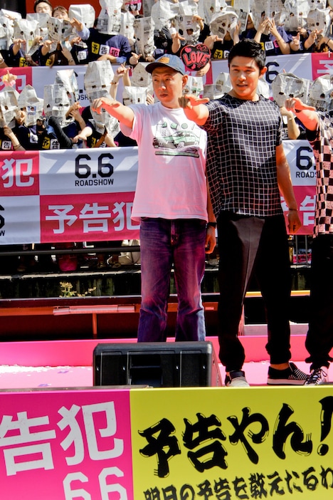 左から荒川良々、鈴木亮平。