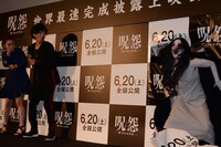 パネルを破って伽椰子が登場する様子。