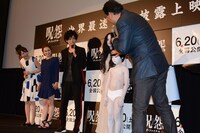 俊雄に「髪伸びたね」と話しかける監督。