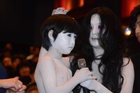 人生最後の日に食べたいものを聞かれて「僕、唐揚げ」と答える俊雄と、俊雄の頭を撫でる伽椰子。