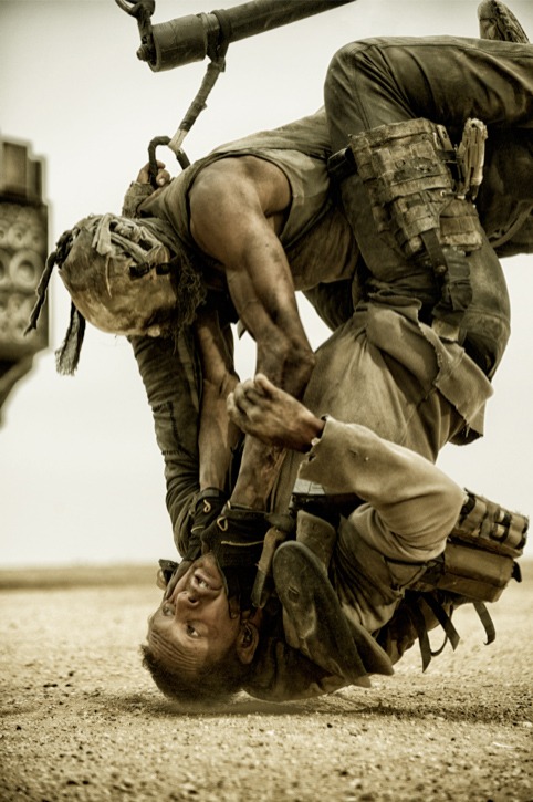 宙づり撮影中のトム・ハーディ。(c)2015 VILLAGE ROADSHOW FILMS (BVI) LIMITED
