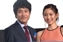 左から松山ケンイチ、大野いと。