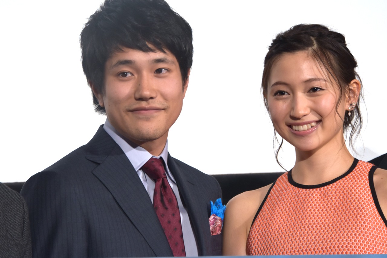 左から松山ケンイチ、大野いと。