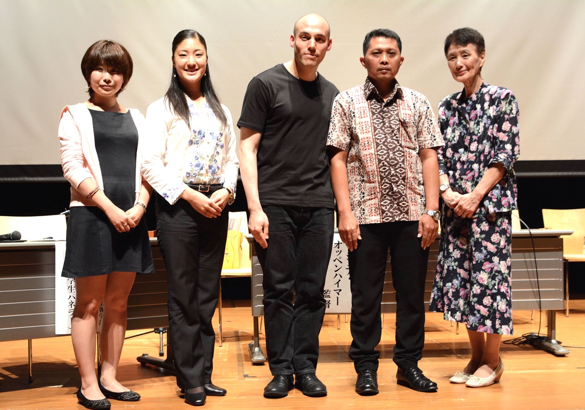 「ルック・オブ・サイレンス」パネルディスカッションの様子。左から二重作和代さん、野間千晶さん、ジョシュア・オッペンハイマー、アディ・ルクン、倉沢愛子。