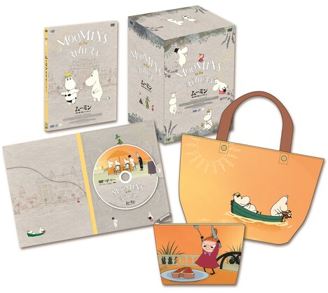 「劇場版ムーミン 南の海で楽しいバカンス」豪華版DVDとトートバッグ、ポーチ。(c)2014 Handle Productions Oy & Pictak Cie (c) Moomin Characters TM