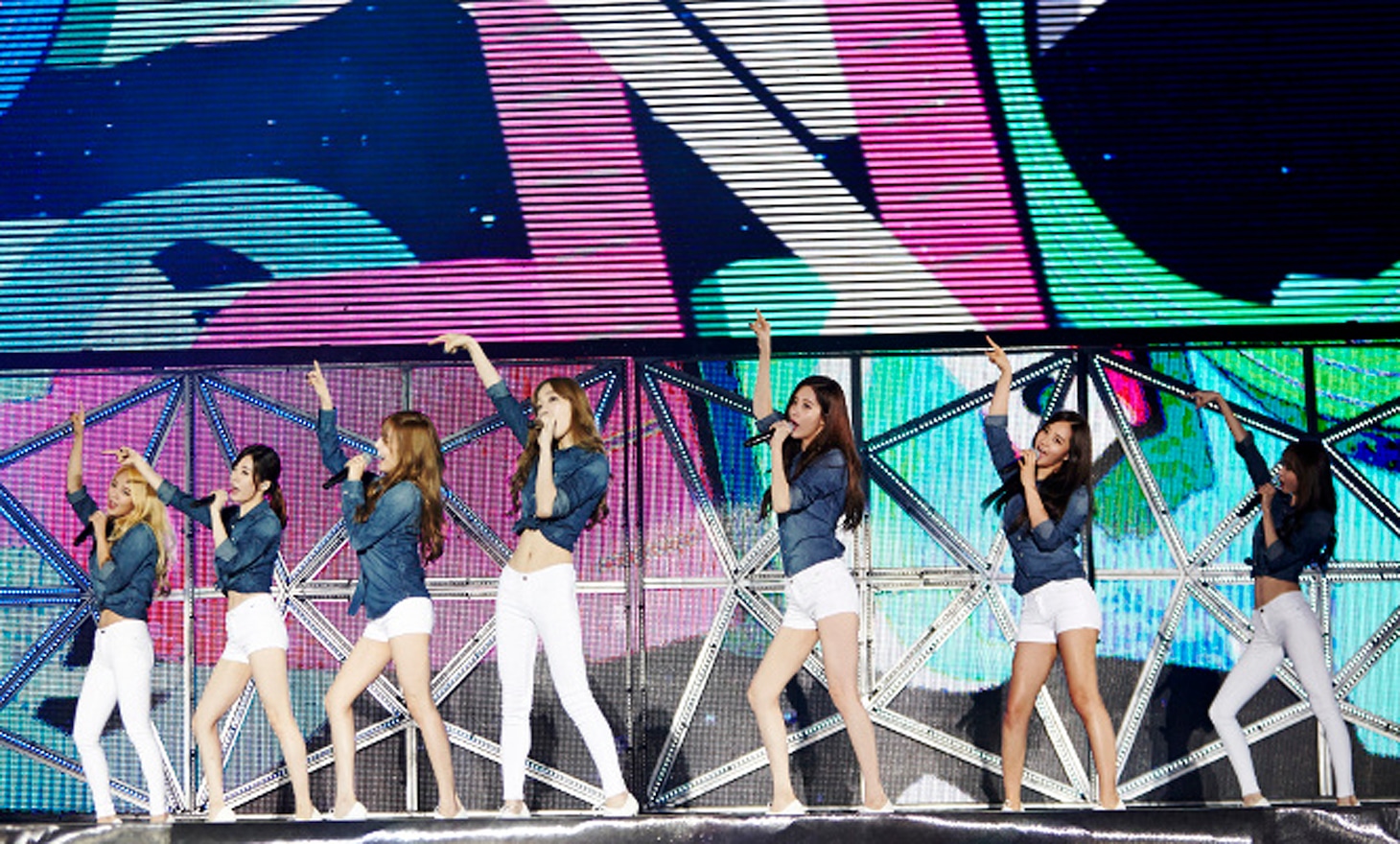 「SMTOWN THE STAGE-日本オリジナル版-」より、少女時代。(c)2015 S.M. Culture & Contents CO.Ltd. ALL RIGHTS RESERVED