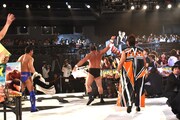 パフォーマンスを始める新日本プロレスの面々。
