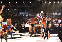 パフォーマンスを始める新日本プロレスの面々。