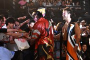 ファンサービス中の新日本プロレスの面々。
