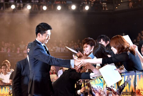 ファンサービス中のAKIRA。