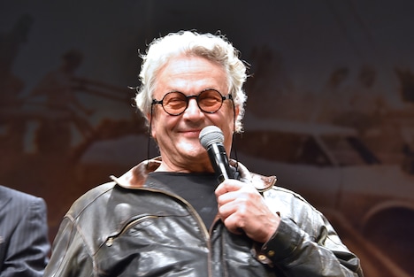 満面の笑みを浮かべる監督のジョージ・ミラー。