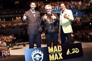 「マッドマックス 怒りのデス・ロード」のジャパンプレミアにて、左からAKIRA、ジョージ・ミラー、竹内力。