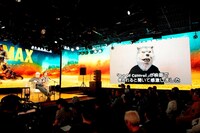 MAN WITH A MISSIONのJean-Ken Johnnyからのビデオメッセージを観るジョージ・ミラー。 (c)2015 VILLAGE ROADSHOW FILMS (BVI) LIMITED