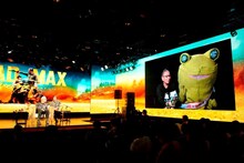 三池崇史と生中継でトークするジョージ・ミラー。 (c)2015 VILLAGE ROADSHOW FILMS (BVI) LIMITED