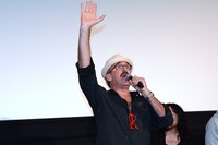 片腕を失うカンダリーニ役のポール・ジョンストーンは、腕が無事であることをアピール。